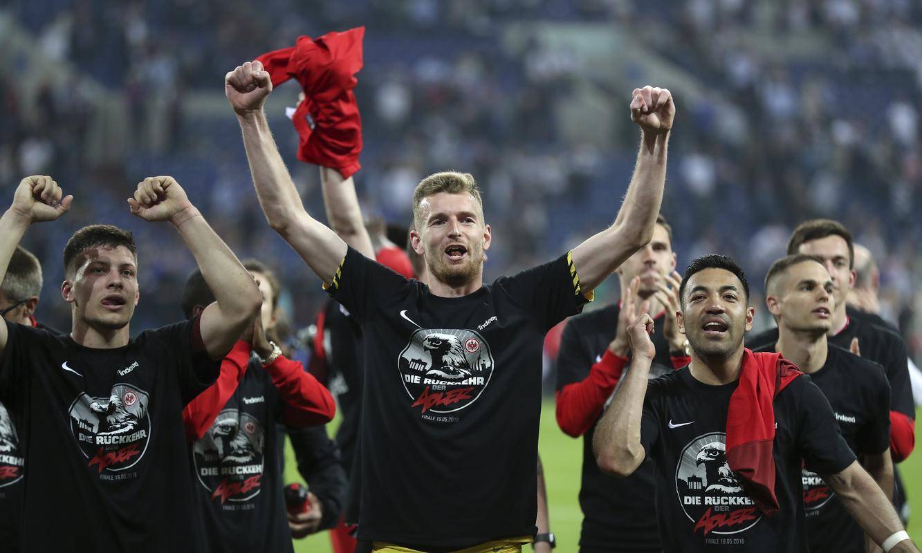 竞争激烈的中场争夺成为关键战场