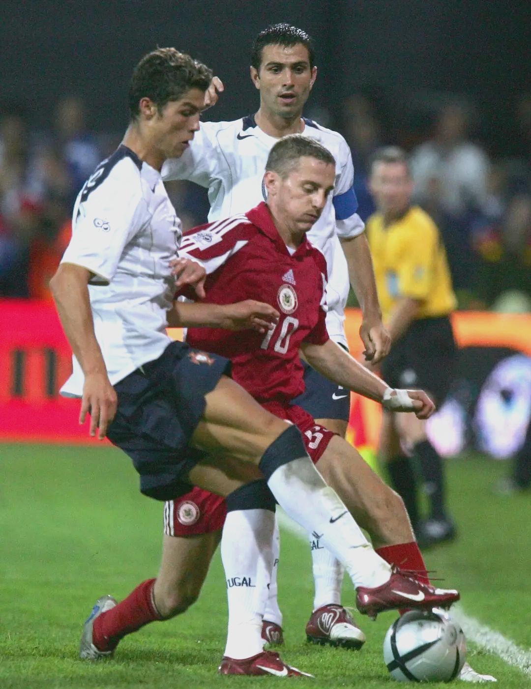 足球明星在赛场上大放异彩，实力不容忽视