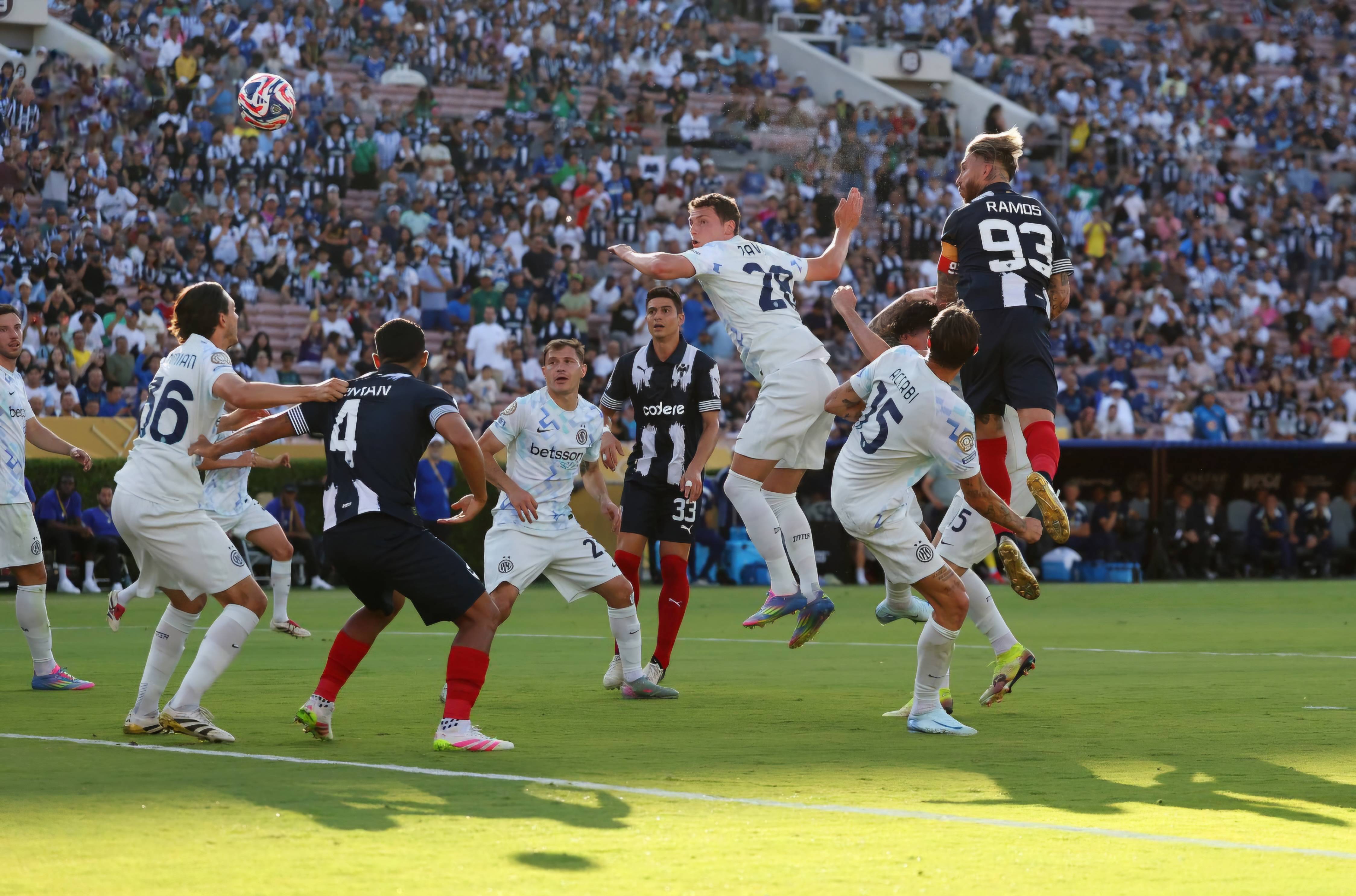 罗马尼亚球员在意甲联赛中争议犯规