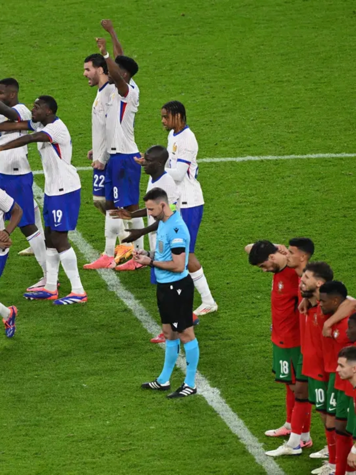 西班牙主场击溃克罗地亚，阿尔卡塞尔梅开二度的简单介绍