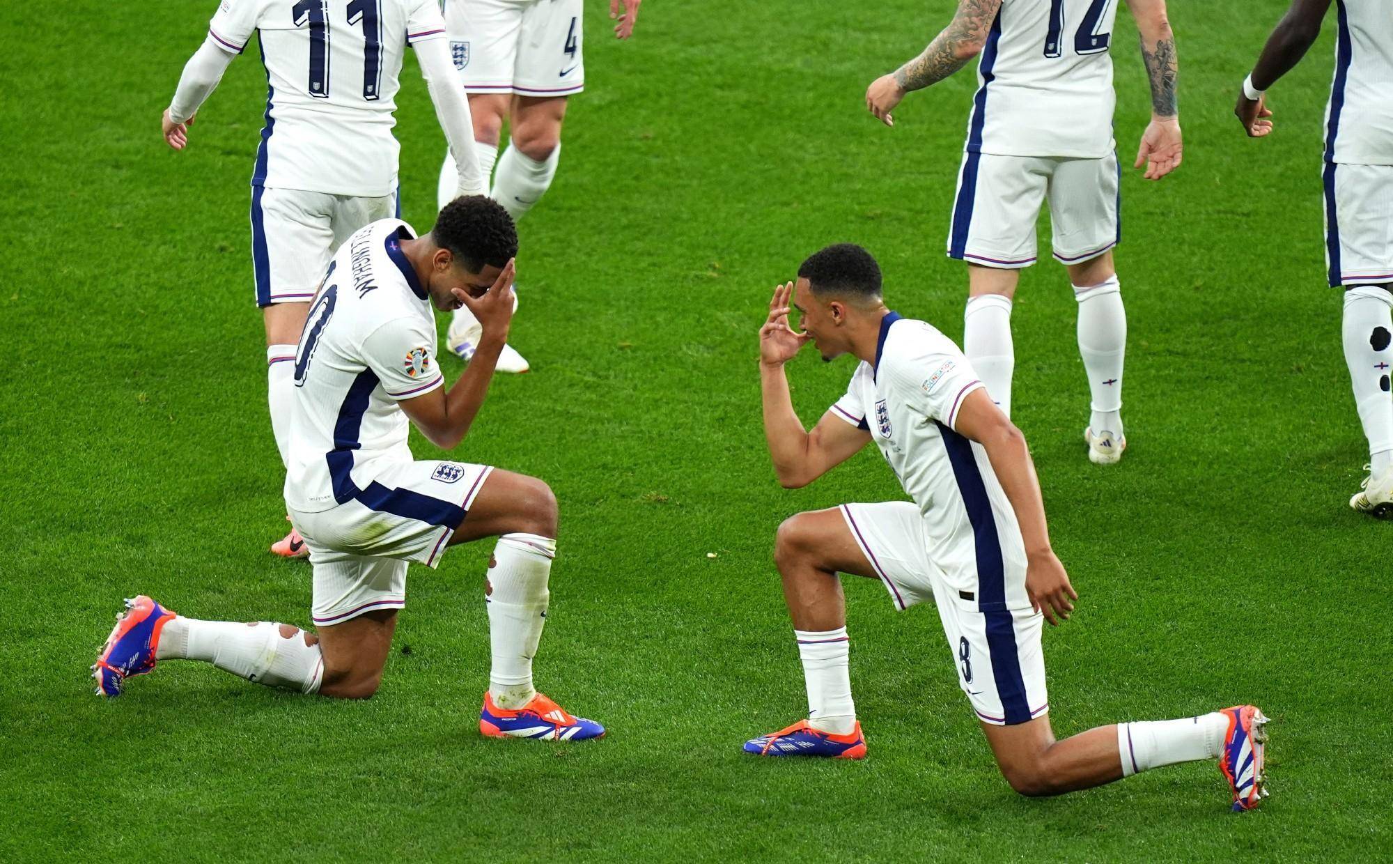 英格兰球员在场上展现出不屈不挠的精神的简单介绍