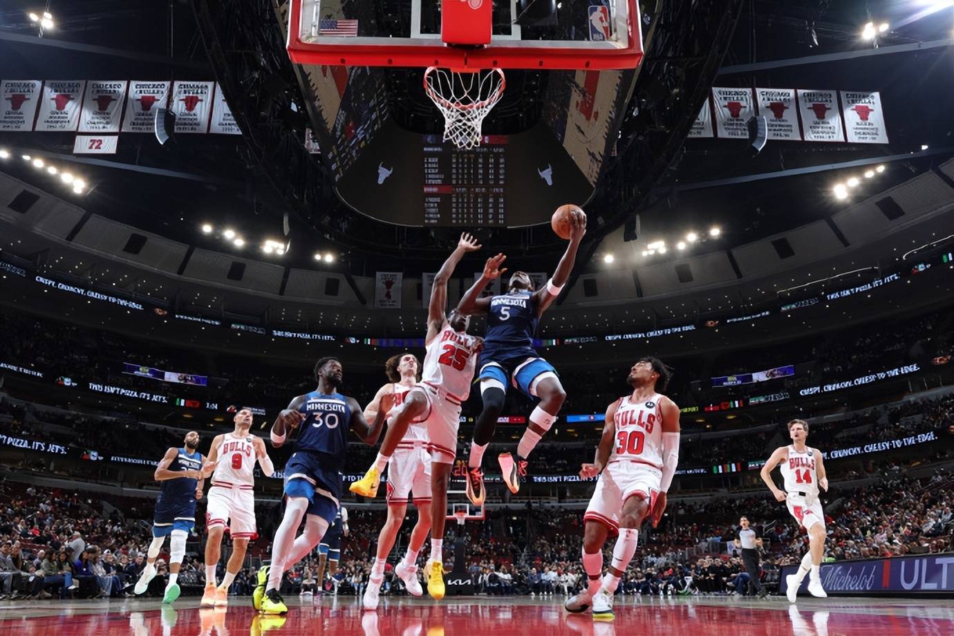 狼队后卫助攻得手，帮助球队赢得关键比赛的简单介绍