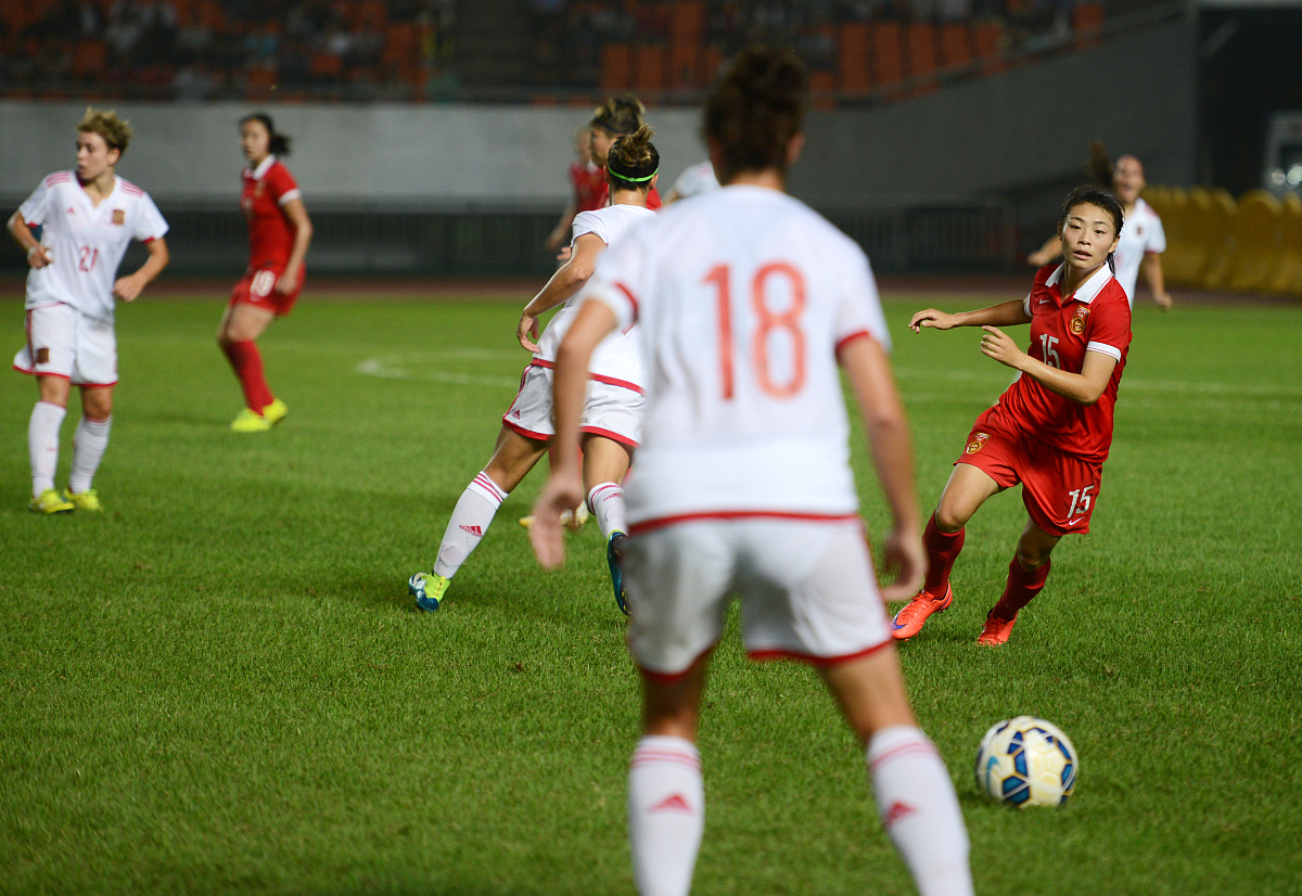 中国女足队员拼尽全力,取得成功 中国女足队员拼尽全力,取得成功